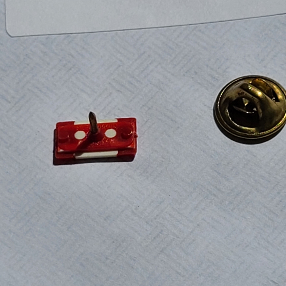 Canadian Flag Pin Maple Leaf - Picture 6 of 8